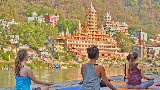 From Foundation to Mastery: Choosing a 200 or 300 Hour Yoga Teacher Training Course in Rishikesh